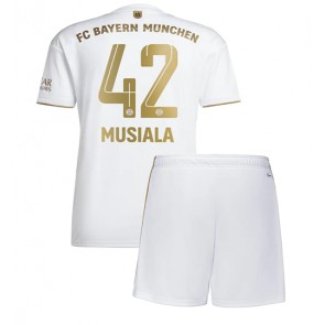 Bayern Munich Jamal Musiala #42 babykläder Bortatröja barn 2022-23 Korta ärmar (+ Korta byxor)